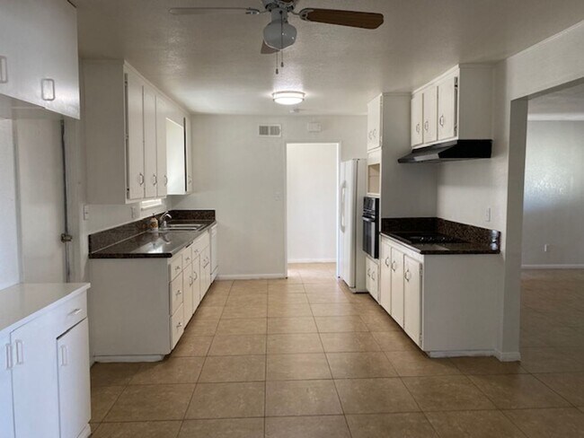 Building Photo - 3 bedroom house with breezy backyard and v...