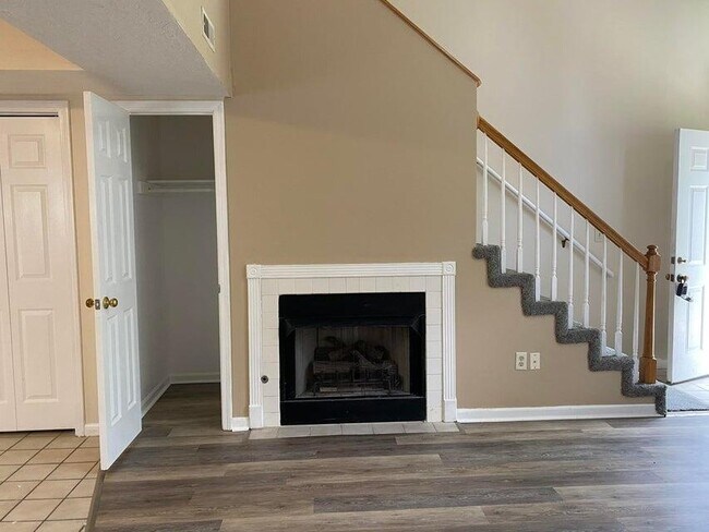 Building Photo - 28 N Cedar Lake Dr W