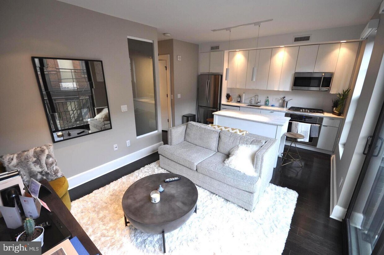 Foto principal - 1011 M St NW