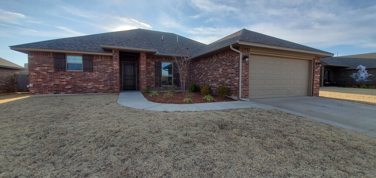 Primary Photo - Great 4 Bedroom 2 Bath 2 Car Garage In Okc...