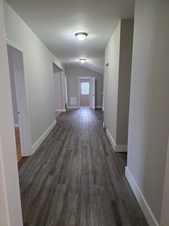 Building Photo - Spacious Downtown Monticello Home for rent