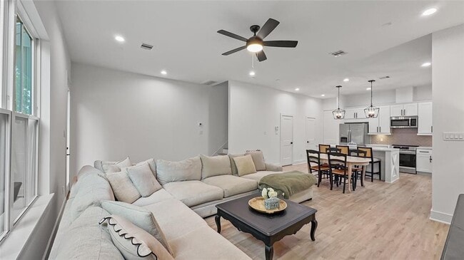 Building Photo - 6423 Highland Pine Ln