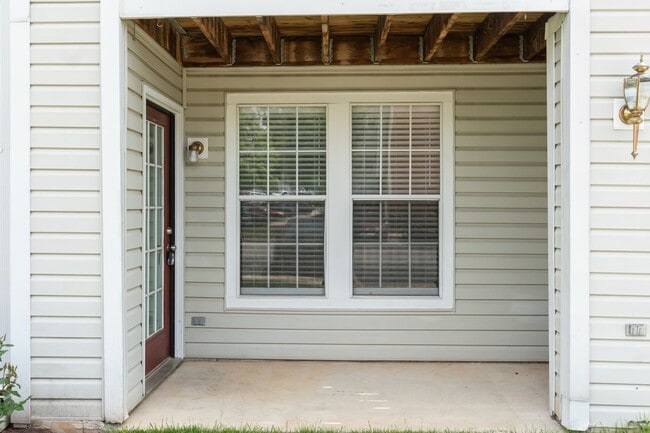 Building Photo - 689 Winding Stream Way