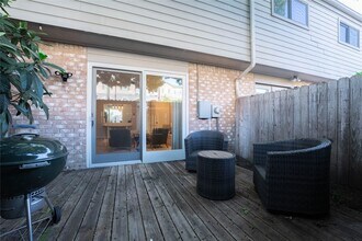 Building Photo - 7447 Brompton St