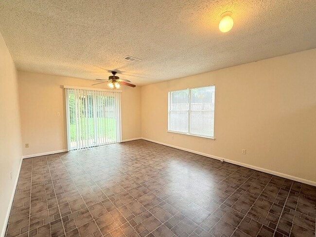 Foto del edificio - Spacious Triplex - Water Included