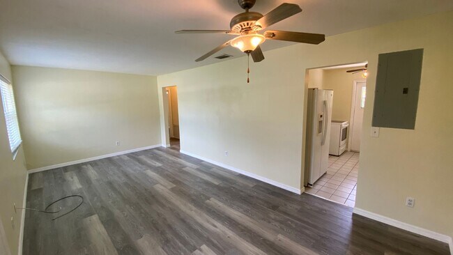 Building Photo - Single Family 3 Bedroom, 1 Bath Deltona Home!