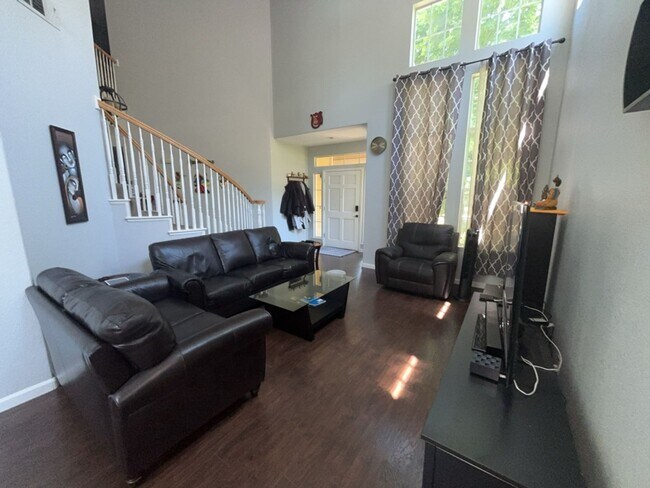 Foto del edificio - Spacious East Davis Home available in July!