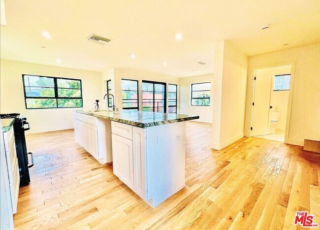 Foto del edificio - 4152 Rogers St