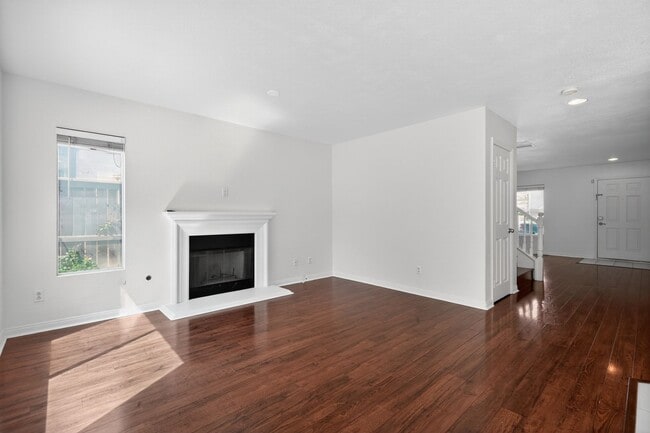 Building Photo - 40677 Cartier St