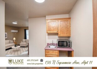 Building Photo - 138 N Sycamore Ave