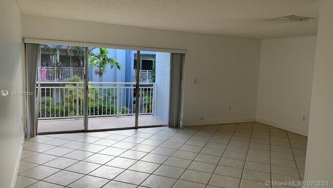 Building Photo - 9355 Fontainebleau Blvd