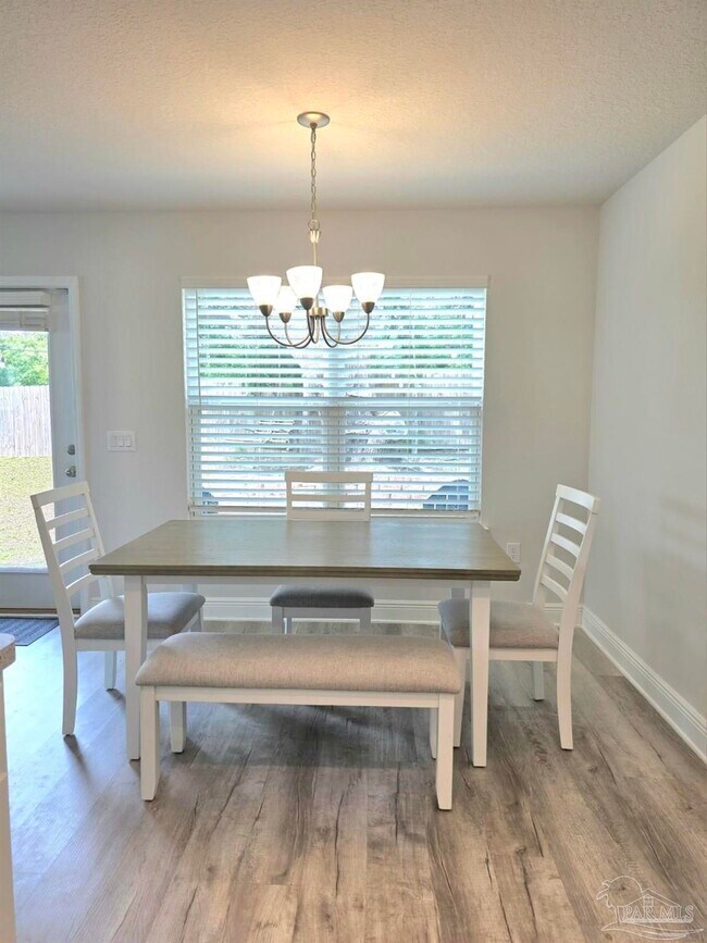 Foto del edificio - 380 Hilburn Ln