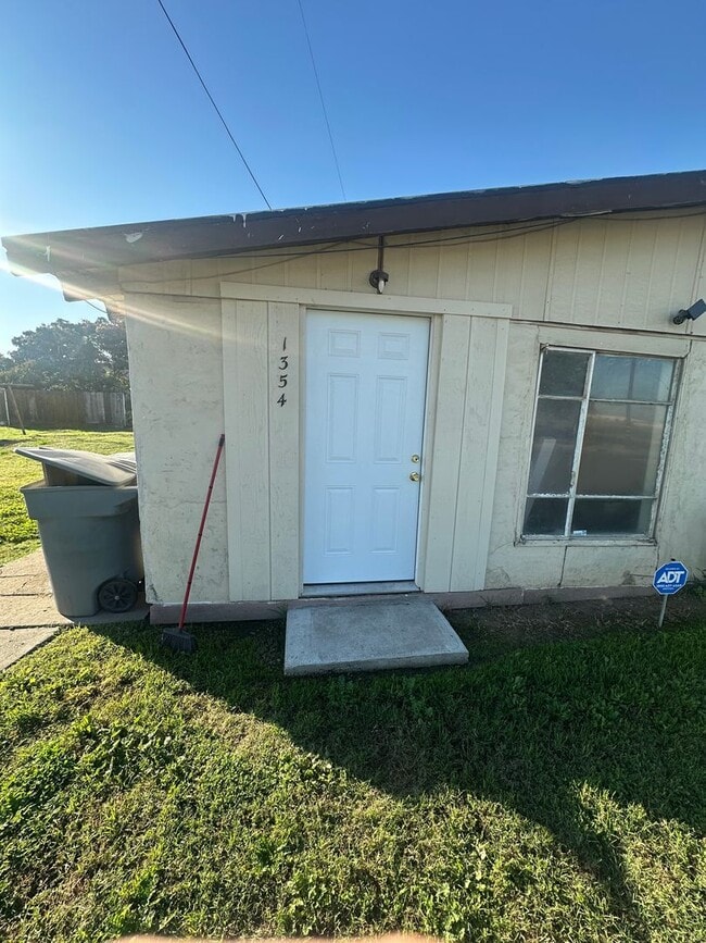 Building Photo - 1354-1354 Stuart Dr