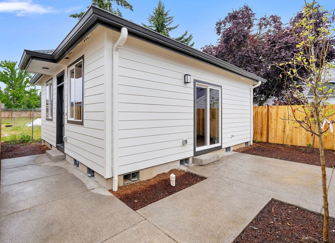 Brand-New Detached 2 Bedroom Home with Private Fenced Yard and Designer Finishes - Brand-New Detached 2 Bedroom Home with Private Fenced Yard and Designer Finishes