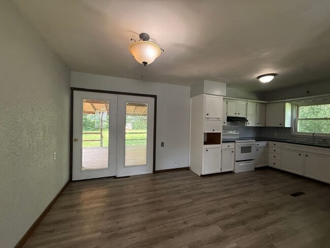 Building Photo - Cute 2 Bedroom 1 Bath with bonus room!