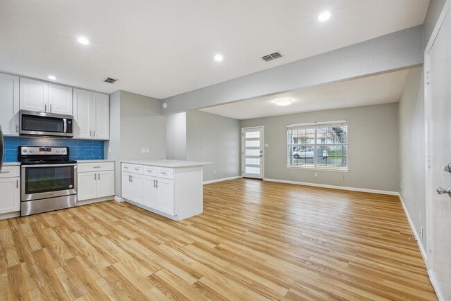 Building Photo - 1111 Lawson Ln