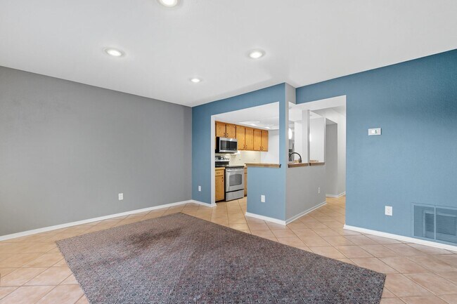 Building Photo - Lakeside living in 3-bedroom, multi-story ...