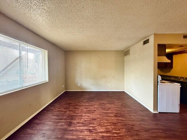 Foto del edificio - Tour Today! 1 Bed 1 Bath Apartment Near Downtown Tyler!