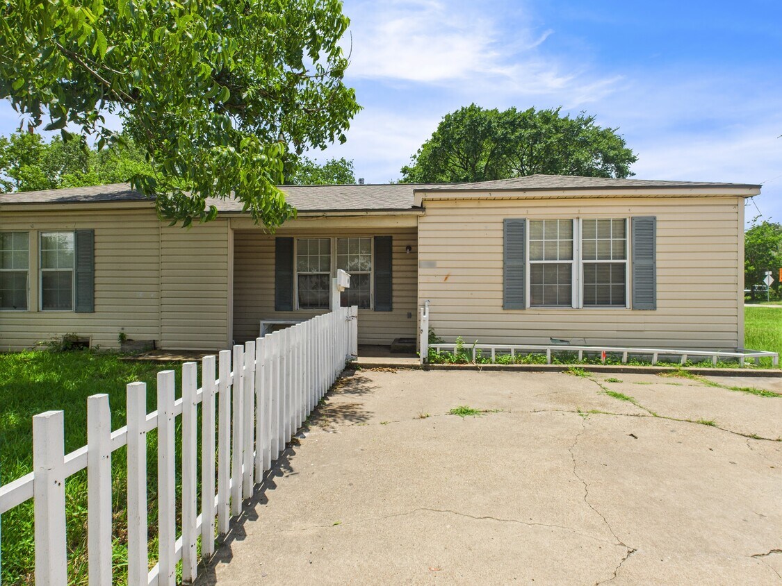 Primary Photo - 2702 Cavitt Ave