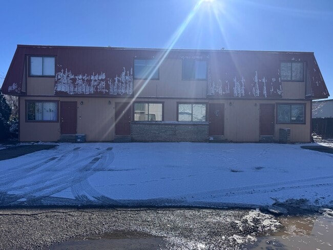 Building Photo - 2 Bed, 1 Bath, 2 Story Townhouse!!!