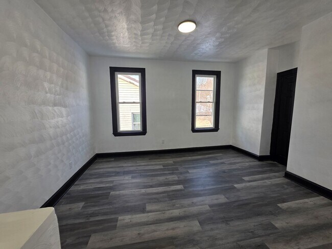 Foto del edificio - Fully updated 24 bedroom 1 bathroom apartment for rent in Crafton!