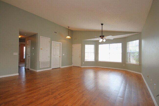 Foto del edificio - Southwest Pensacola 3BR Home Near NAS Pensacola & Perdido Key with Vaulted Ceilings, Island Kitch...