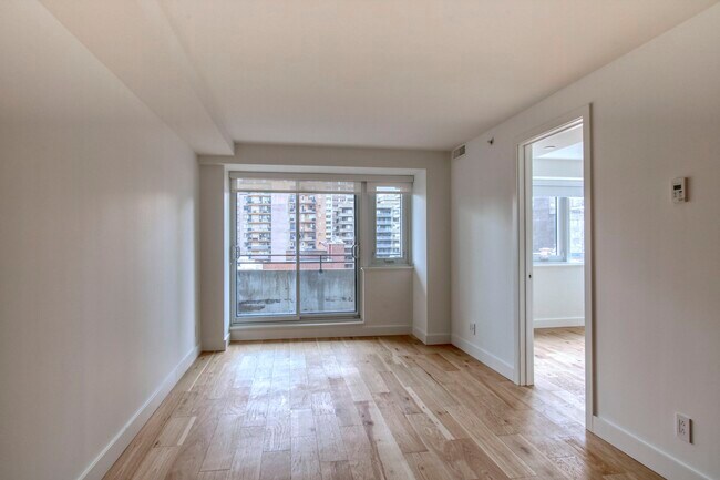 Building Photo - 3460 Rue Peel