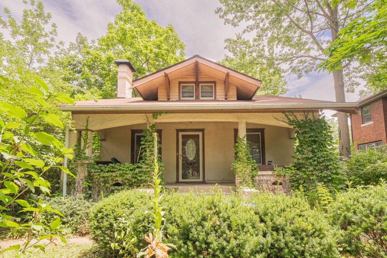 Primary Photo - 2 BED / 2.5 BATH HOUSE CLOSE TO UIUC W/ WO...