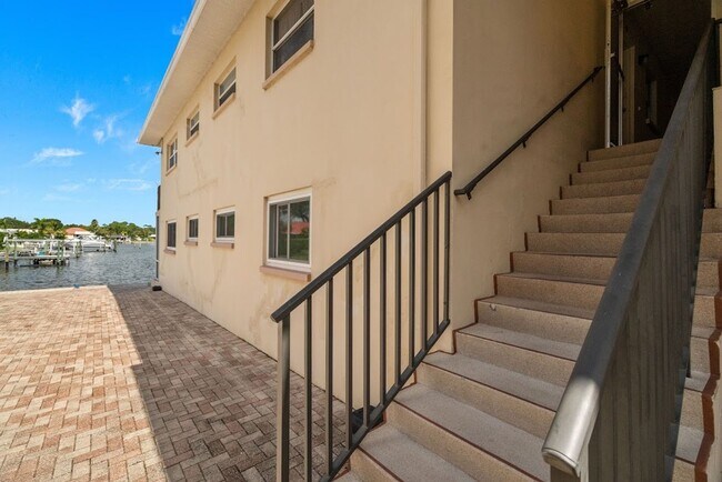 Foto del edificio - Waterfront Views! Fully updated 2/2 condo