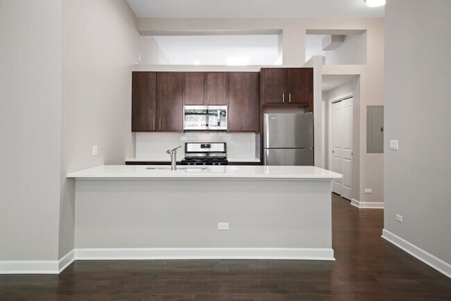 Building Photo - 2200 W Lawrence Ave