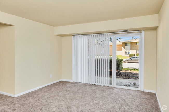 2BR, 2BA - 1,055SF - Baylor - Living Room - Colony Point Apartments