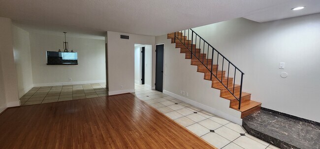 Foto del edificio - 8744 Darby Ave