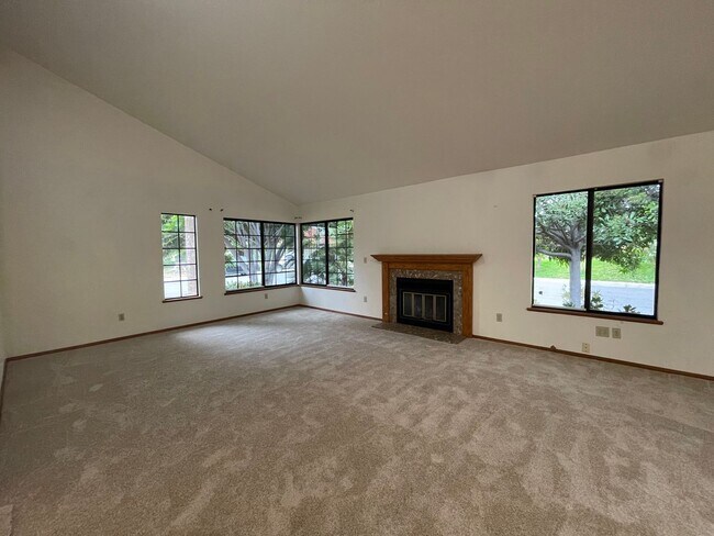 Building Photo - Spacious 3 bed + Bonus room 2 bath House n...