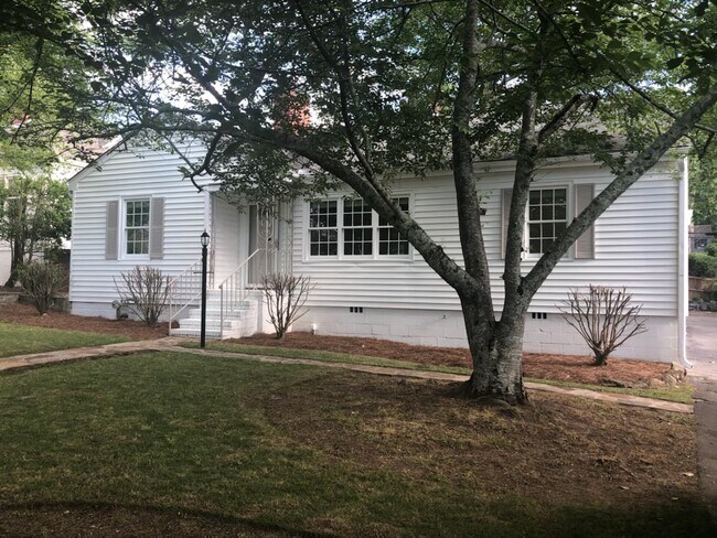 Building Photo - 1811 Lancaster Rd