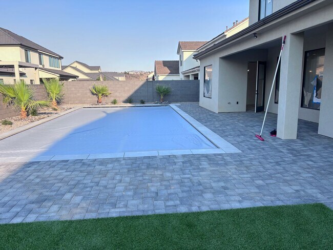 Foto del edificio - Gorgeous New Construction with 6 bed 4 bath plus Swimming Pool and RV Garage