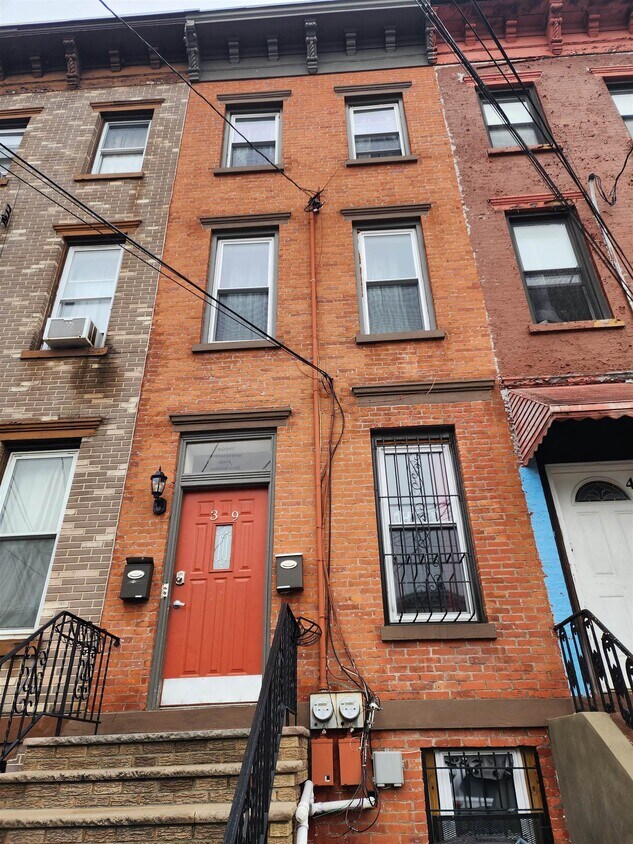 Primary Photo - 39 Belmont Ave