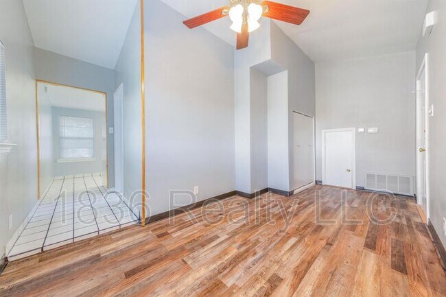 Building Photo - 102 E 52nd St