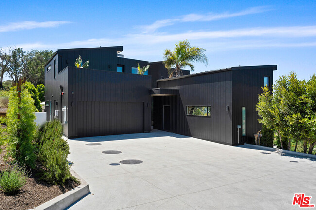 Building Photo - 28869 Selfridge Dr