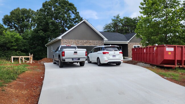 Building Photo - 829 River Cliff Dr