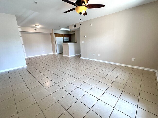 Foto del edificio - Spacious 2B/2B Unfurnished Condo near Beac...