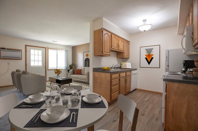 2 BR, 1 BA kitchen, dining, living room - Windfield Estates in Bloomington