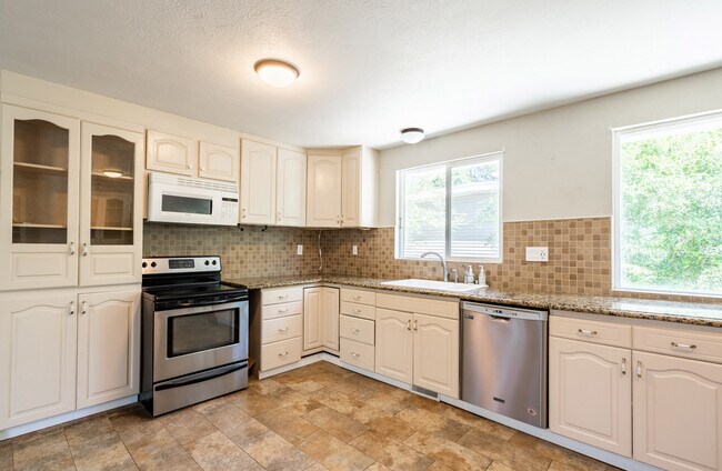 Photo - 1137 E Webster Dr House