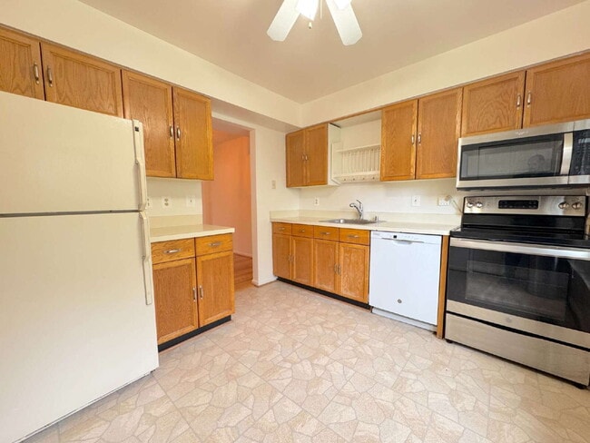 Foto del edificio - Inviting Townhome with Abundant Space & Co...