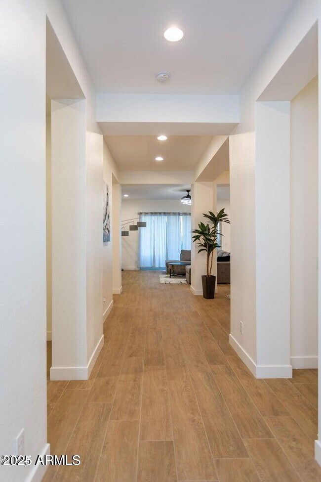 Building Photo - 8543 W Palo Verde Dr