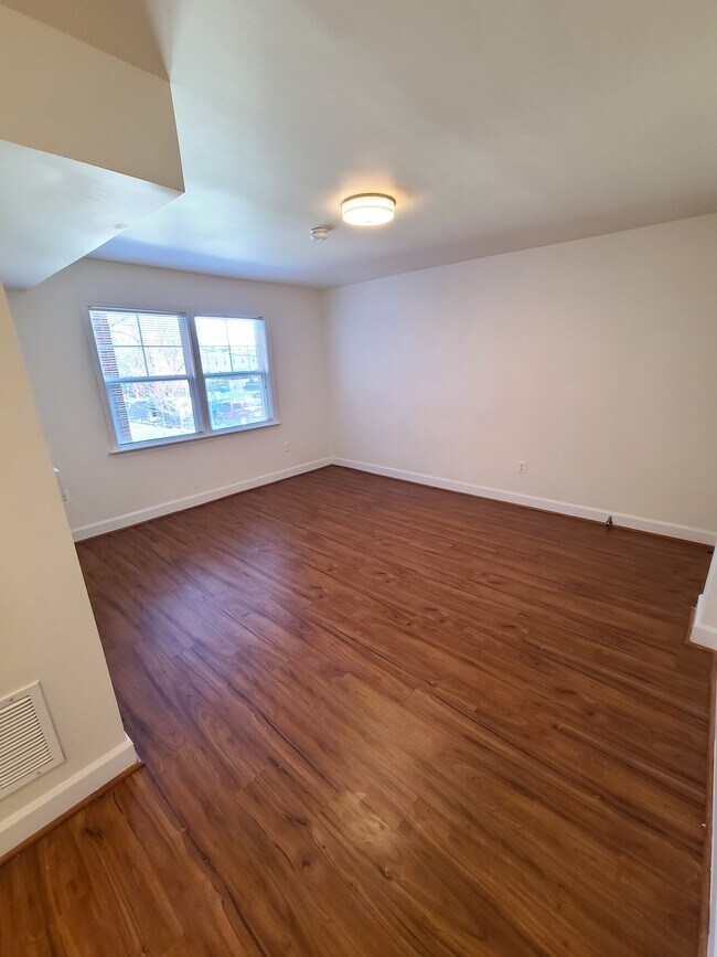 Foto del edificio - 617 Hamlin St NE