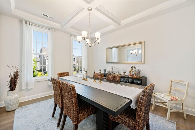 Building Photo - Stunning home in Hillsborough with fenced ...