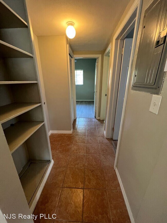 Building Photo - 3 br, 1 bath House - 2938 Brackridge Blvd....