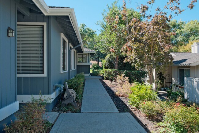 Building Photo - Spacious 3 Bedroom 2 Bath townhome for ren...