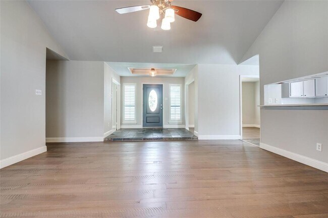 Building Photo - 813 Sandhurst Dr