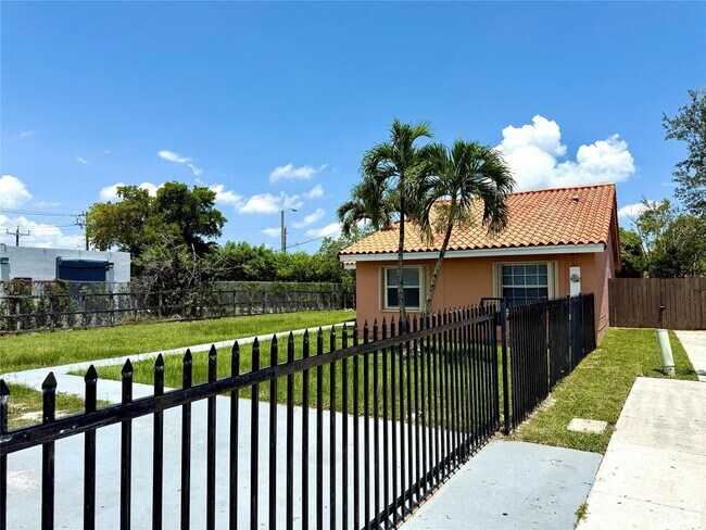 Foto del edificio - 20751 NW 30th Ct